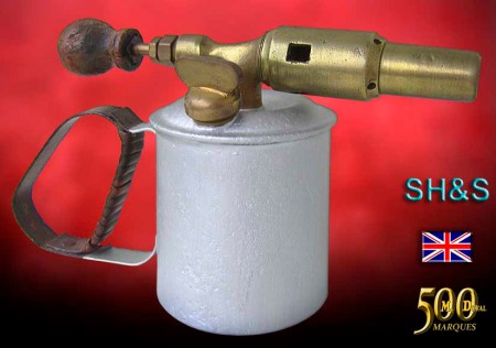 369 - SH&S (GB) : Un modèle rudimentaire, réservoir en tôle. (SH&S pour Samuel Heath & Sons).